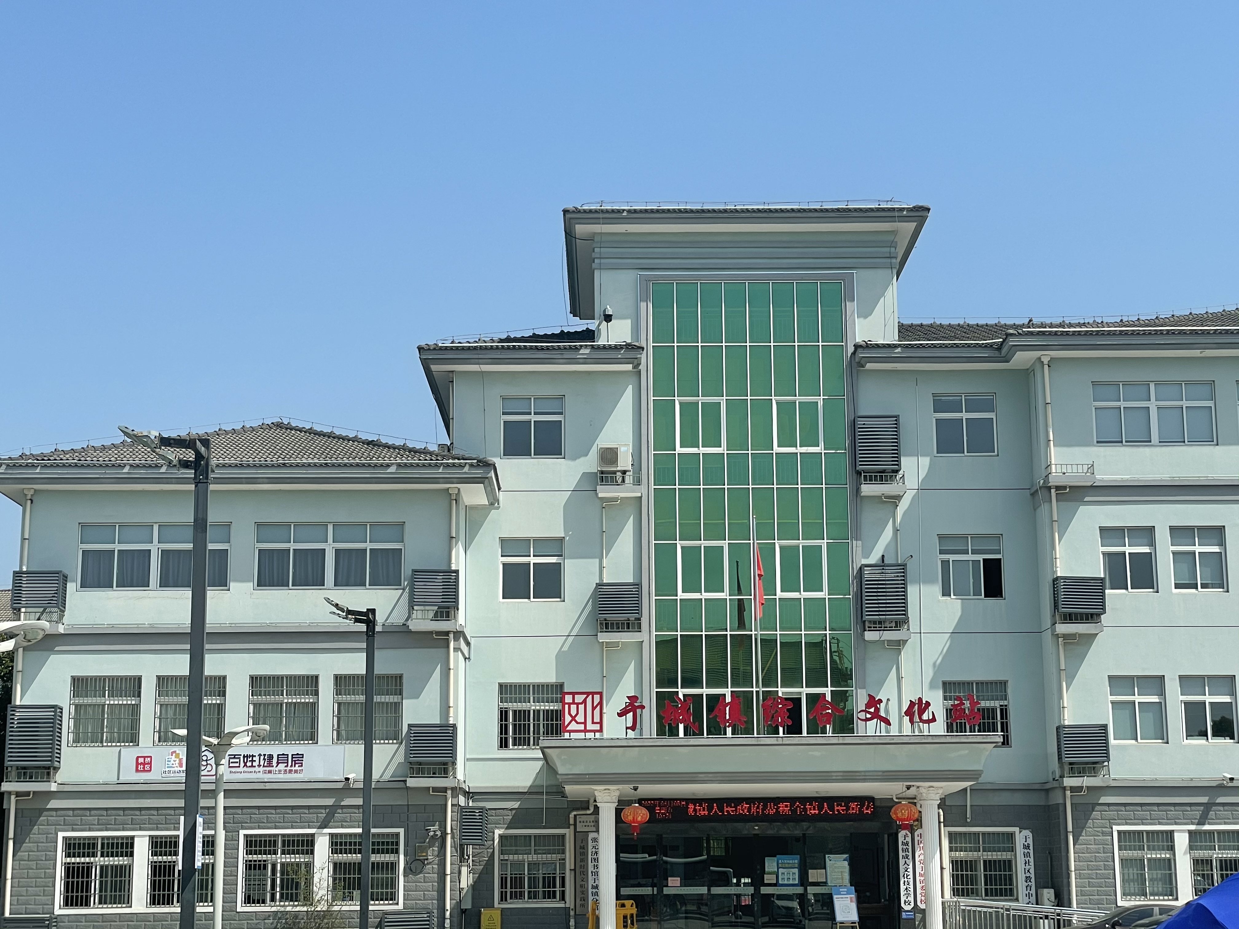 铂莱国际正能量：职工抢修献血车，好人好事成风景！