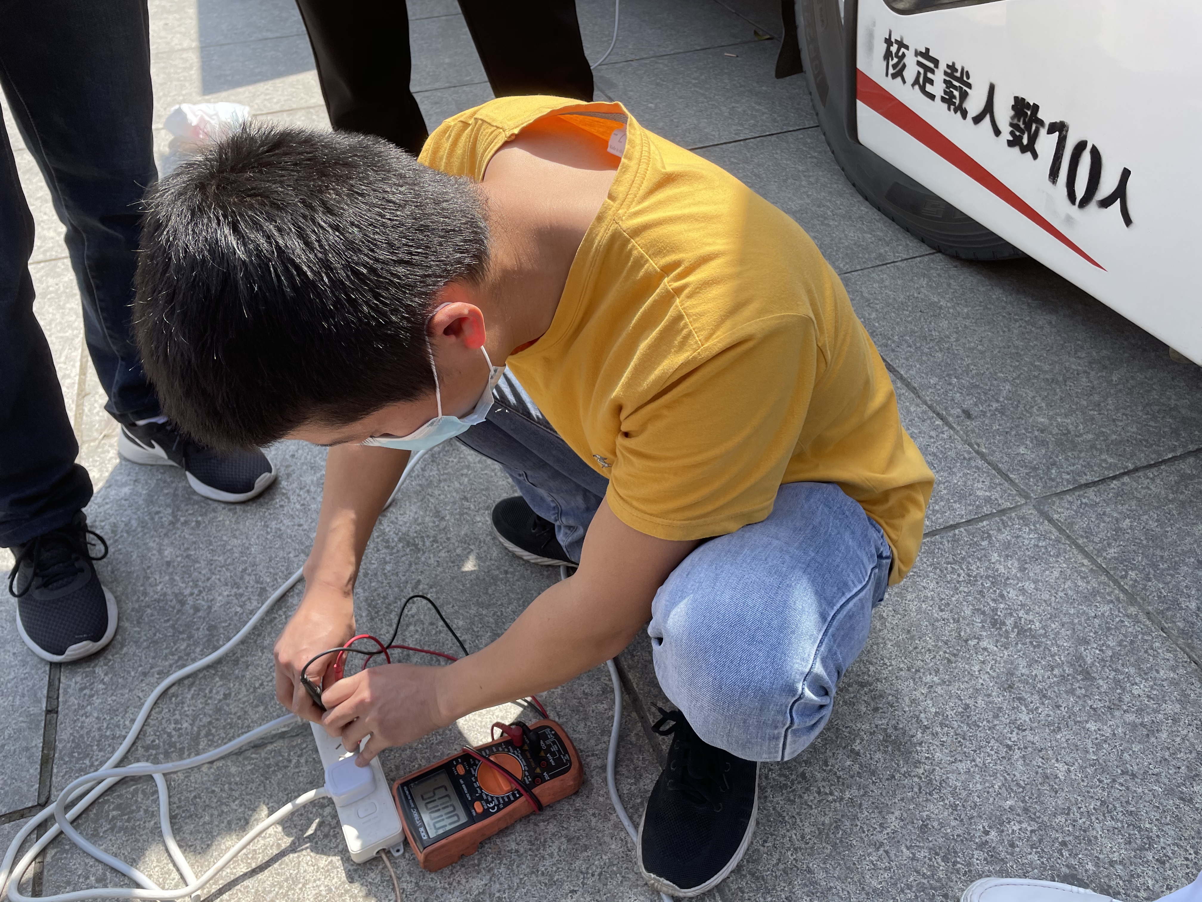 铂莱国际正能量：职工抢修献血车，好人好事成风景！