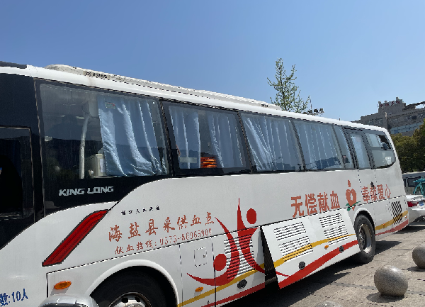 铂莱国际正能量：职工抢修献血车，好人好事成风景！